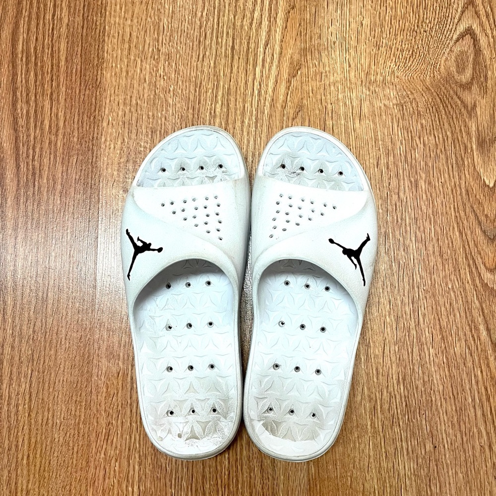 Mens White Air Jordan Slides (Need to be cleaned)